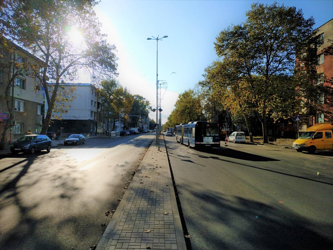 Обновяват уличното осветление по бургаския булевард Демокрация